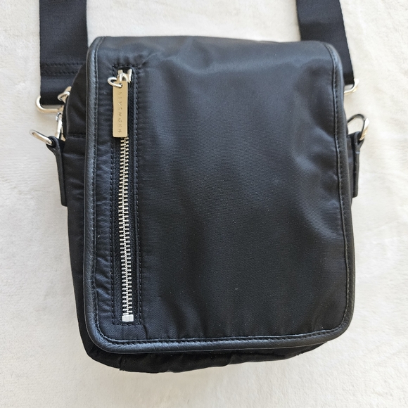 Levenger Adventure Black Utility Multi Pocket Crossbody Bag Messenger Travel - Picture 2 of 9
